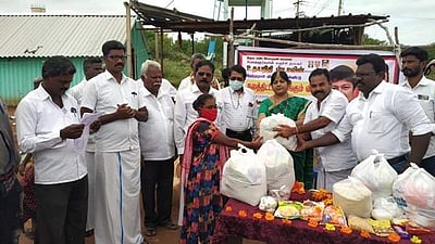 உதயநிதி ஸ்டாலின் பிறந்த நாள்: நரிக்குறவ மக்களுக்கு நல உதவி