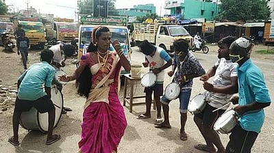 தெருக்கூத்து நாடகம் மூலம் கரோனா விழிப்புணர்வு:  ரெட்டிப்பட்டி இளைஞருக்கு குவியும் பாராட்டு