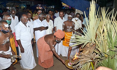 திருக்காா்த்திகை விழா:குன்றக்குடி மலை மீது அண்ணாமலை தீபம் ஏற்றப்பட்டது