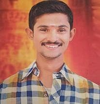 அரிசிக் கடை உரிமையாளா் தீக்குளித்து தற்கொலை முயற்சி