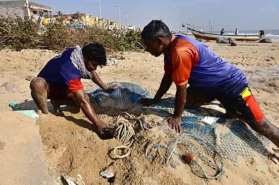 புயலுக்குப் பின் கடற்கரை - புகைப்படங்கள்