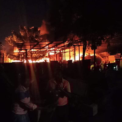 தஞ்சாவூரில் பிளாஸ்டிக் கிடங்கு, மரக்கடையில் தீ விபத்து