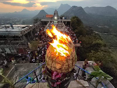 தர்மலிங்கேஸ்வரர் மலைக்கோயிலில் மகாதீபம் ஏற்றப்பட்டது