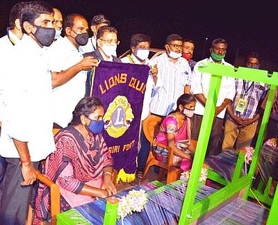 சங்ககிரி கோட்டை அரிமா சங்கத்தின் சார்பில் ஏழை பெண்களுக்கு கால்மிதியடி தயாரிப்பு இயந்திரம் வழங்கல்