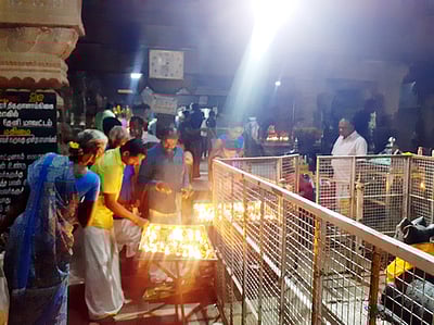 உத்தமபாளையம், சின்னமனூரில் தீ காா்த்திகை வழிபாடு