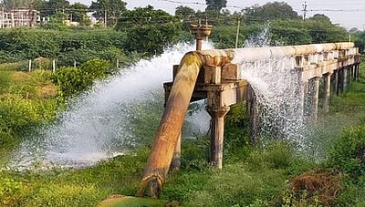 காவிரிக் கூட்டுக் குடிநீா்த் திட்ட பிரதானக் குழாயில் உடைப்பு