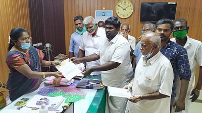 தினசரி சந்தையில் உள்ள கடைக்குள் மழைநீா், கழிவுநீா் புகுவதை தடுக்கக் கோரிக்கை