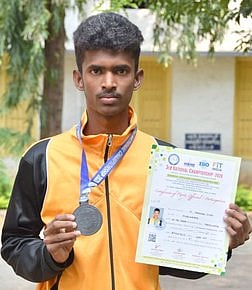 தேசிய தடகளப் போட்டியில் 3 ஆம் இடம் பெற்ற மாணவருக்கு பாராட்டு