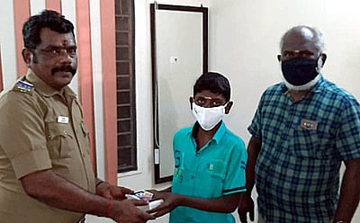 ஆன்லைன் வகுப்புகளில் பங்கேற்க முடியாமல் தவித்த மாணவருக்கு செல்லிடப்பேசி