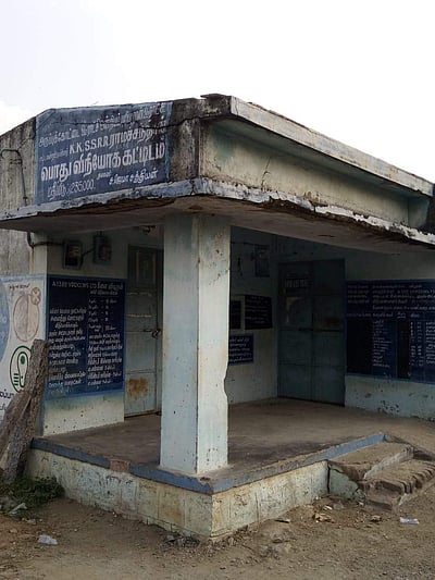 புலியூரானில் சேதமடைந்த நியாய விலைக்கடையால் விபத்து ஏற்படும் அபாயம்