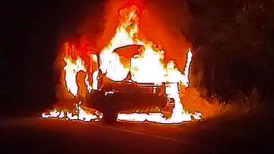 திண்டிவனம் அருகே நெடுஞ்சாலையில் தீப்பிடித்து எரிந்த கார்