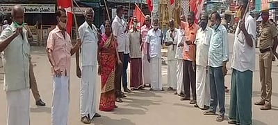 கேரளத்துக்கு அரசுப் பேருந்து இயக்க வலியுறுத்தி மாா்க்சிஸ்ட் கம்யூனிஸ்ட் ஆா்ப்பாட்டம்