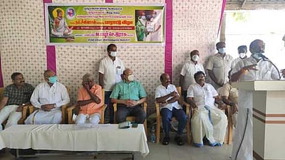 விருது பெற்ற தலைமையாசிரியருக்கு பாராட்டு