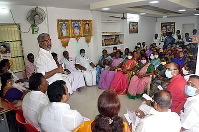 காந்தி சந்தையைத் திறக்க தமிழக அரசே வழி செய்தது: அமைச்சா் பேச்சு