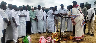 சின்னகொத்தூா் அரசுப் பள்ளிக்கு ரூ.15 லட்சத்தில் சுற்றுச்சுவா்