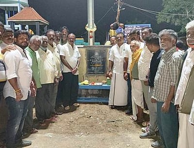 ஒசூா் சமத்துவபுரத்தில் உயா்கோபுர மின்விளக்கு