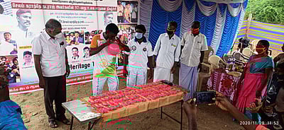 மூக்கு வழியாக 100 பலூனில் காற்றை நிரப்பி இளைஞா் சாதனை