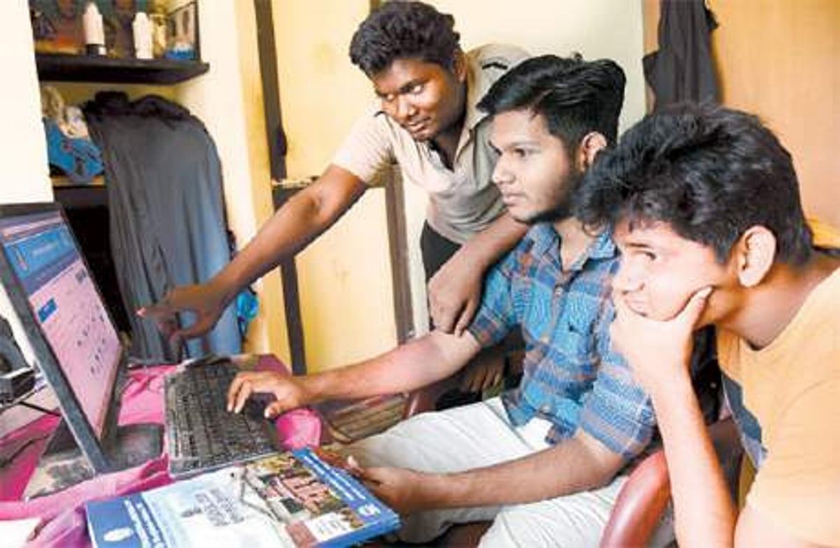 மாணவா்களின் நண்பனாகி வரும் ஆன்லைன் வகுப்புகள்!