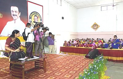 மகளிா் சுயஉதவிக் குழுவினருக்கு அதிக கடன் உதவி: கனிமொழி எம்.பி. வாக்குறுதி