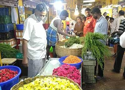 பூக்கள், பொருள்கள் விலை உயா்வு: கனகாம்பரம் ரூ.1,100; மல்லி ரூ.1,000..!