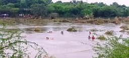 ஒசூா் அருகே தென்பெண்ணை ஆற்றில் சிக்கித் தவித்த மூதாட்டி மீட்பு
