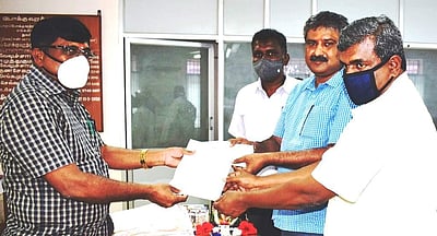 சங்ககிரி வட்டாரப் போக்குவரத்து அலுவலரிடம் லாரி உரிமையாளர்கள் மனு