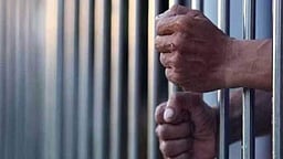 பாளை. சிறையில் கைதிகள் மோதல்: இருவா் காயம்