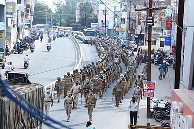 நாமக்கல்லில் காவலர் அணிவகுப்பு ஊர்வலம்