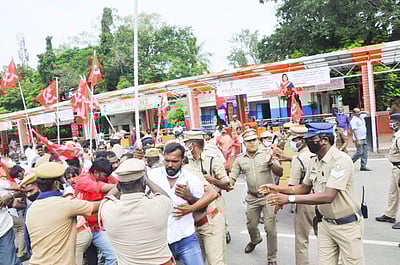 திருச்சியில் மார்க்சிஸ்ட் கம்யூனிஸ்ட் கட்சியினர் ரயில் மறியல் போராட்டம்