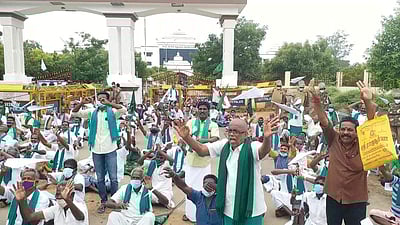 திருச்சியில் விவசாயிகள்  நூதனப் போராட்டம்