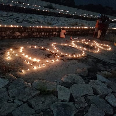 வட்டமலை அணைக்குத் தண்ணீா் கொண்டுவர வலியுறுத்தி 10,008 விளக்குகள் ஏற்றி வழிபாடு