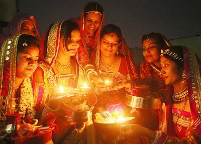 கணவனின் நலனுக்காக பெண்கள் கடைப்பிடிக்கும் 'கர்வா சவுத்' விரதம்