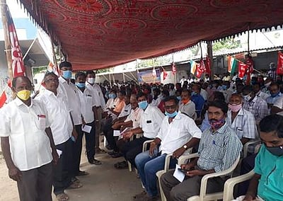 நாமக்கல்லில் மின்வாரிய ஊழியர்கள் கூட்டமைப்பினர் போராட்டம்