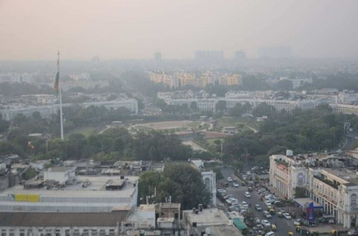 தில்லியில் குளிரின் தாக்கம் அதிகரிப்பு; நகா் முழுவதும் புகை மூட்டம்!