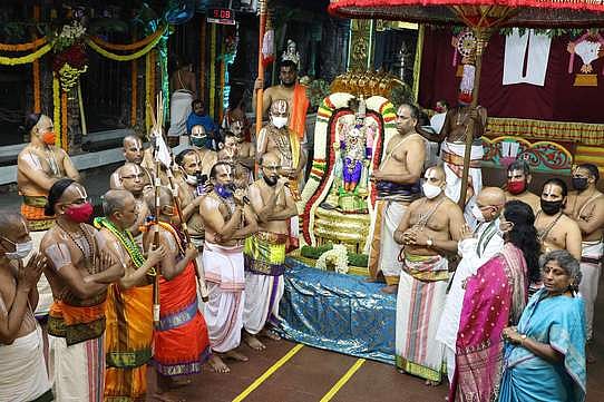 நவராத்திரி பிரம்மோற்சவ 2-ஆம் நாள்: சின்னசேஷ வாகனத்தில் ஸ்ரீகிருஷ்ணா் அபயம்