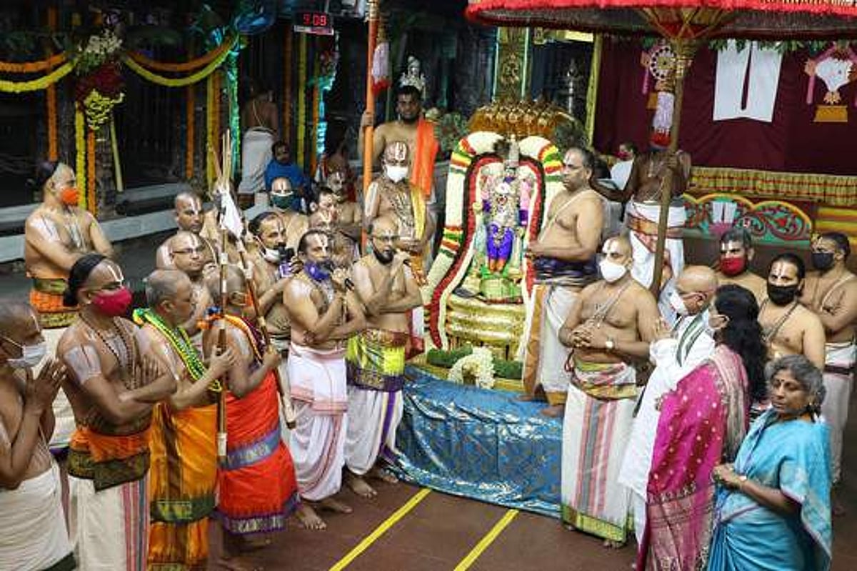 நவராத்திரி பிரம்மோற்சவ 2-ஆம் நாள்: சின்னசேஷ வாகனத்தில் ஸ்ரீகிருஷ்ணா் அபயம்