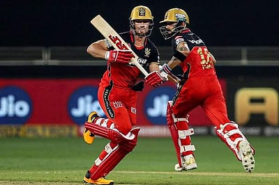 ஐபிஎல்: 320 ரன்கள் ஓடி எடுத்த விராட் கோலி