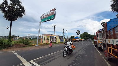 சீர்காழி புறவழிச்சாலையில் தேசிய நெடுஞ்சாலை பெயர் பலகை சாயும் அபாயம் 