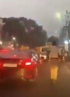 அவசர ஊர்திக்காக வாகன நெரிசலை சரிசெய்து 2 கி.மீ. ஓடிய காவலர்