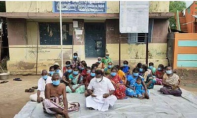 திறக்கப்படாத திருக்கழிப்பாலை ஊராட்சி அலுவலகம்: மக்கள் போராட்டம்