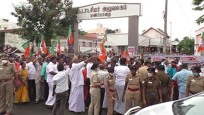 மணப்பாறையில் பாஜகவினர் சாலை மறியல்: 136 போ் கைது