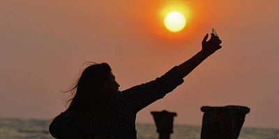 மலை மீது ஏறி செல்ஃபி எடுக்கச் சென்ற பெண் பலி