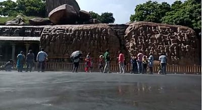 மாமல்லபுரத்தில் கொளுத்தும் வெயிலில் மழை பெய்ததால் தரையிலிருந்து எழுந்த புகை