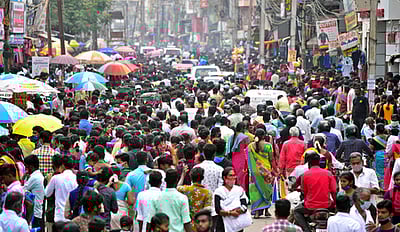 தீபாவளி பண்டிகை: ஜவுளி எடுக்க குவிந்த மக்கள் கூட்டத்தால் நகரில் போக்குவரத்து ஸ்தம்பிப்பு