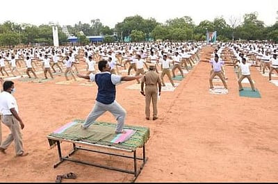 மன அழுத்தத்திலிருந்து விடுபட காவலா்களுக்கு யோகா பயிற்சி