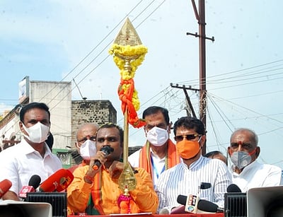 2வது நாளாக வேல் யாத்திரை: எல்.முருகன் உள்ளிட்ட பாஜகவினர் கைது