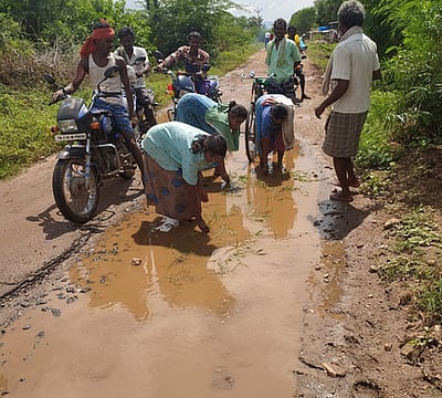 செந்துறை- அய்யலூா் சாலையில் நாற்று நடும் போராட்டம்