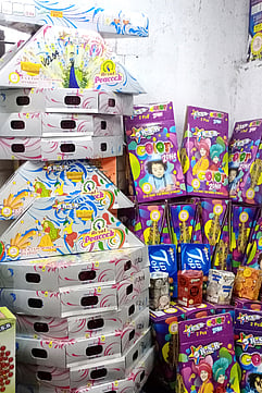 குழந்தைகளை கவரும் டிக்-டாக், மயில் தோகை வடிவிலான புதிய ரக பட்டாசுகள்