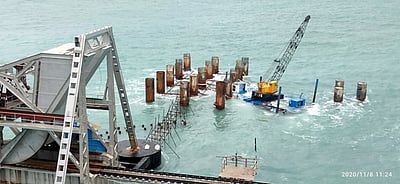 பாம்பன் புதிய ரயில் பால கட்டுமானப் பணி:  கடலில் மூழ்கிய மிதவை கிரேன்