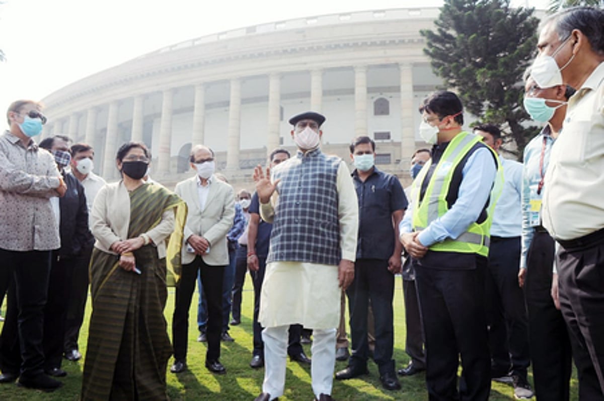 புதிய நாடாளுமன்றக் கட்டடப் பணி: மக்களவைத் தலைவா் ஆய்வு